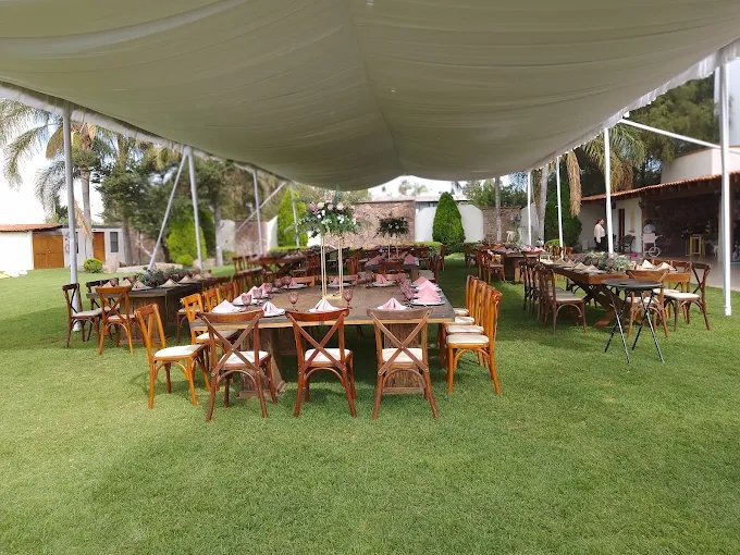 Montaje de boda en el jardín