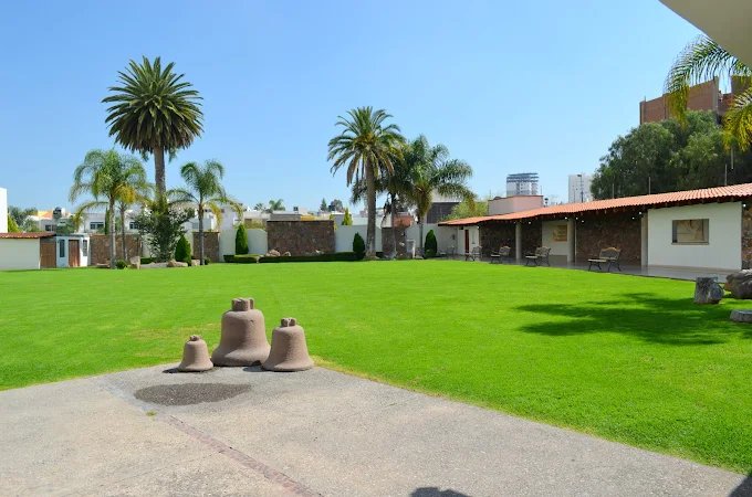 Jardín amplio con áreas verdes